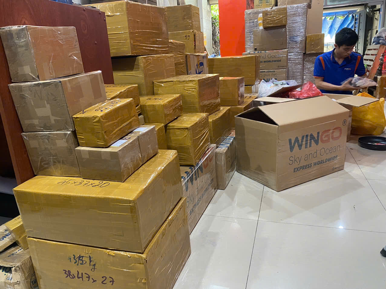 Đóng gói hàng hóa để gửi đi UAE
