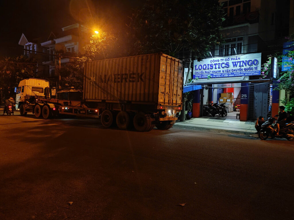 vận chuyển container ra cảng bằng đường biển